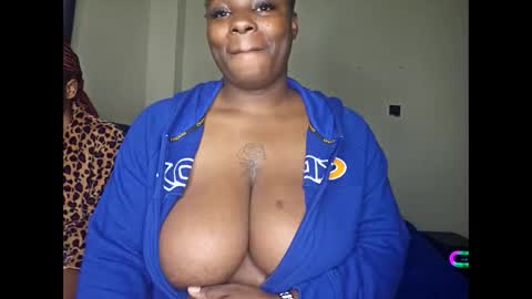 Snapshot of bootylicious_1_ chatting on October 28, 7:42 am vee online show from October 28, 7:42 am