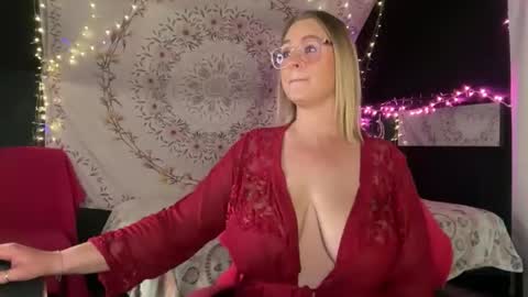 BossMom online show from February 18, 5:02 pm