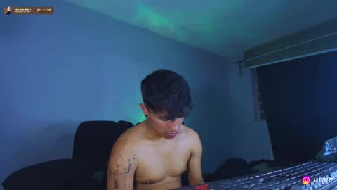 Snapshot of boylatin_777 chatting on October 31, 11:05 pm miguel online show from October 31, 11:05 pm