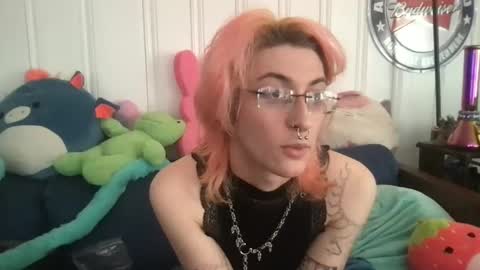 boywithbug online show from February 4, 8:28 pm