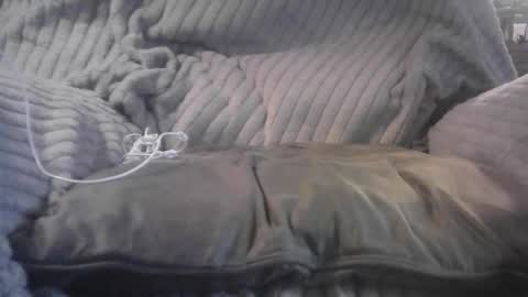 Snapshot of bri20fu chatting on October 18, 6:34 pm raining down on me online show from October 18, 6:34 pm