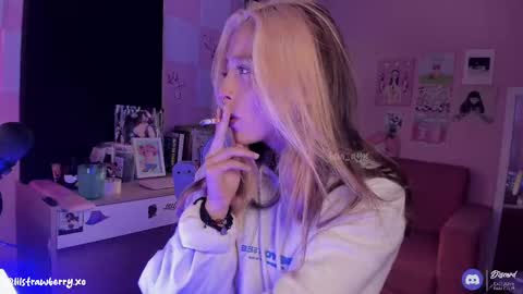 Snapshot of bun_nyx chatting on September 20, 12:35 am        online show from September 20, 12:35 am