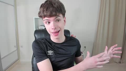 Snapshot of calvin_loves_you chatting on February 22, 7:14 pm Hey I am Calvin  online show from February 22, 7:14 pm
