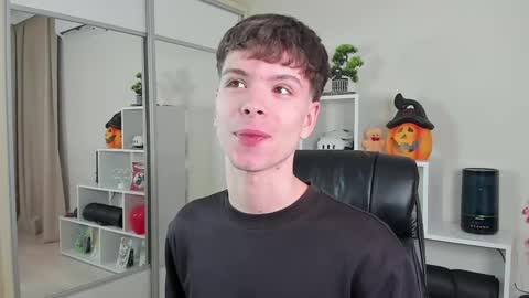 Snapshot of calvin_loves_you chatting on March 4, 7:11 pm Hey I am Calvin  online show from March 4, 7:11 pm