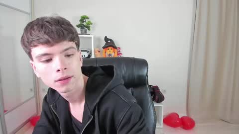 Snapshot of calvin_loves_you chatting on February 16, 7:05 pm Hey I am Calvin  online show from February 16, 7:05 pm