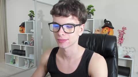Snapshot of calvin_loves_you chatting on January 26, 7:09 pm Hey I am Calvin  online show from January 26, 7:09 pm