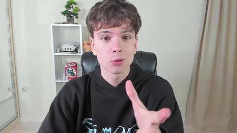 Snapshot of calvin_loves_you chatting on February 7, 7:06 pm Hey I am Calvin  online show from February 7, 7:06 pm