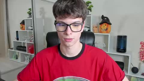 Snapshot of calvin_loves_you chatting on February 21, 7:10 pm Hey I am Calvin  online show from February 21, 7:10 pm
