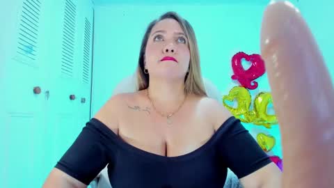 Snapshot of camilaa_foxxx chatting on February 15, 10:10 pm camilaa foxxx online show from February 15, 10:10 pm