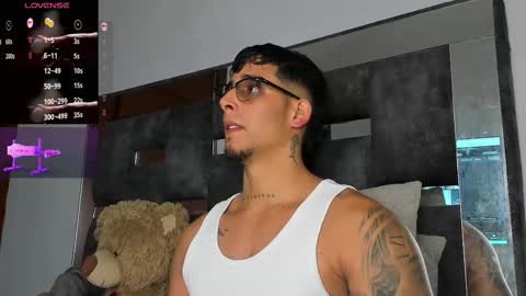   INDEPENDENT MODEL online show from October 28, 11:44 am