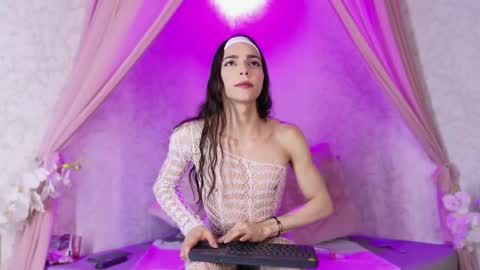 candyluxury_ online show from June 5, 12:10 pm