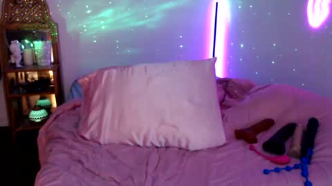 Snapshot of cannababykush chatting on December 14, 6:24 am cnbabyk online show from December 14, 6:24 am