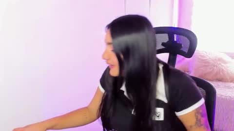 caroline_rodriguez_9 online show from December 16, 8:15 pm