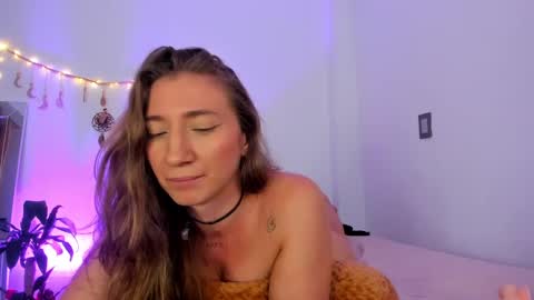 Snapshot of carriexwood chatting on December 28, 7:43 pm Nia  online show from December 28, 7:43 pm