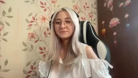 Mia online show from June 17, 10:31 am