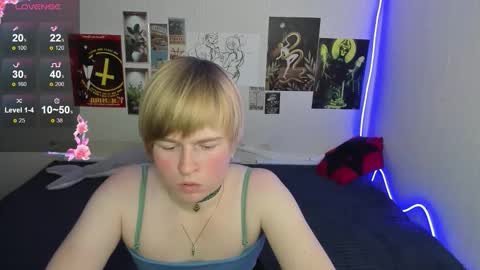 cattie_w_ online show from December 17, 1:34 am