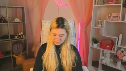 your cute kitty online show from April 17, 7:05 pm