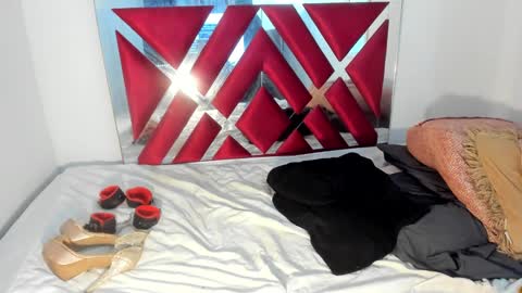 Snapshot of channellross chatting on February 25, 3:42 am Chanell online show from February 25, 3:42 am