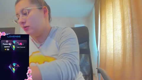 Snapshot of cherry_pie_69 chatting on March 12, 8:19 am mayra online show from March 12, 8:19 am