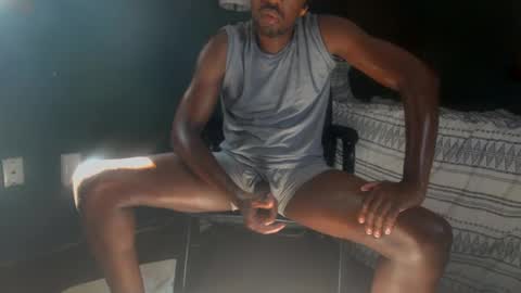 Que online show from August 4, 9:00 pm