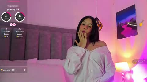 C H L O E  online show from August 4, 3:35 am