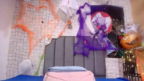 Snapshot of chloe_leroy chatting on October 21, 12:10 pm chloe_leroy online show from October 21, 12:10 pm