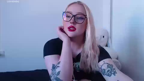Snapshot of chloe_levine chatting on September 12, 9:06 pm Chloe Levine online show from September 12, 9:06 pm