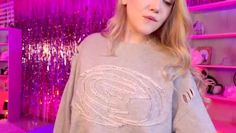 ChloeWight online show from April 14, 1:25 pm