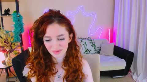 christinaconteeree online show from November 18, 7:06 pm