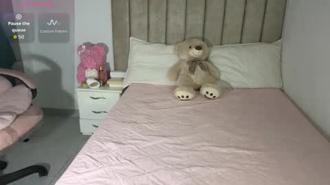 Mia online show from December 20, 5:47 am