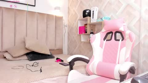 clhoe_johnson_ online show from December 1, 12:03 pm