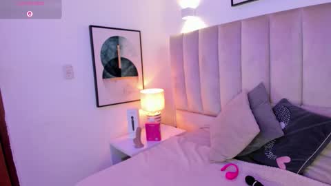 clhoe_johnson_ online show from October 27, 12:05 pm