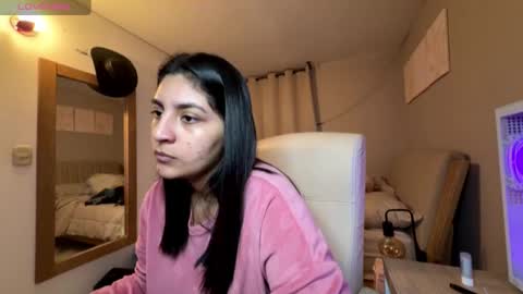 cloe small online show from December 18, 3:13 am