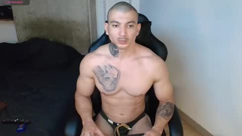 Snapshot of colombianmuscle8 chatting on October 17, 2:48 am colombianmuscle8 online show from October 17, 2:48 am