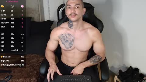 Snapshot of colombianmuscle8 chatting on February 10, 12:30 am colombianmuscle8 online show from February 10, 12:30 am