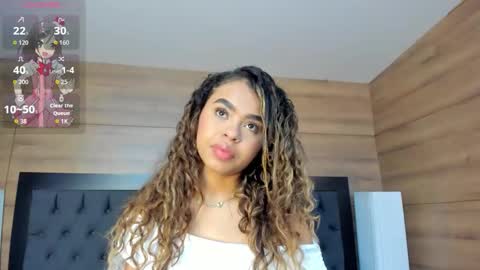 coralineross_ online show from January 19, 10:58 am
