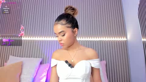 coralineross_ online show from October 6, 10:44 am