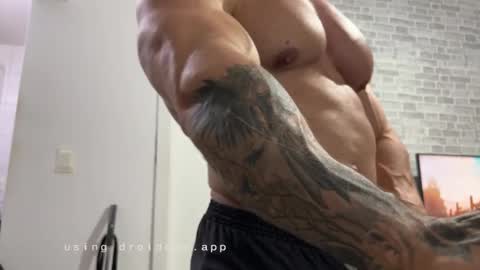 couplemuscle40 online show from April 14, 12:25 am