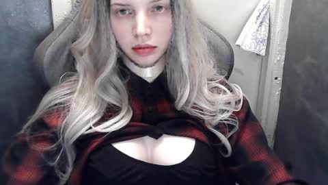 crimson_lady6 online show from August 4, 6:48 pm