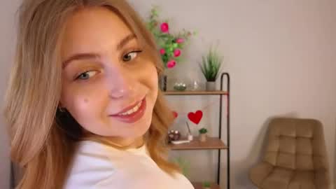 Mia online show from June 7, 10:42 am