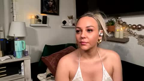 cumguzzlingskank online show from February 1, 6:54 am