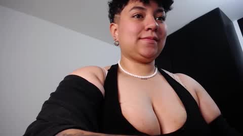Snapshot of curly_cam_queen chatting on December 8, 3:40 am Bruna  online show from December 8, 3:40 am