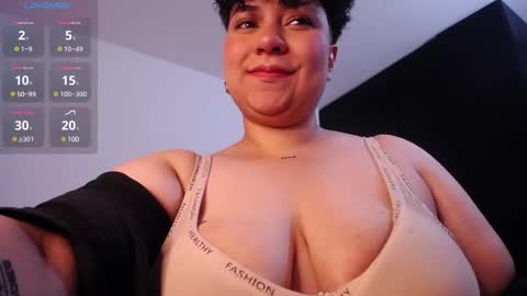 Snapshot of curly_cam_queen chatting on December 6, 5:14 am Bruna  online show from December 6, 5:14 am