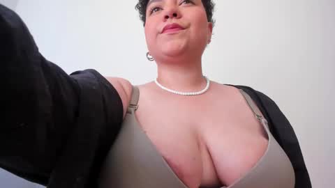 Snapshot of curly_cam_queen chatting on February 9, 7:41 pm Bruna  online show from February 9, 7:41 pm