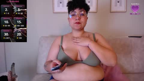 Snapshot of curly_cam_queen chatting on October 3, 2:53 am Bruna  online show from October 3, 2:53 am