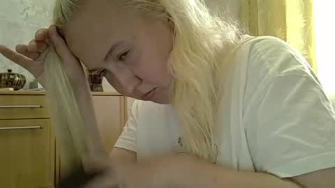 Curvy online show from May 23, 10:44 am