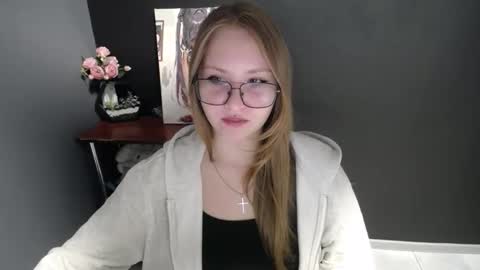 Snapshot of cute_minx chatting on October 20, 6:40 am Veronica online show from October 20, 6:40 am