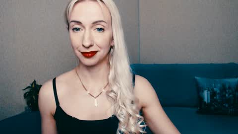 Snapshot of cute_smile_shy chatting on January 21, 10:19 pm cute_smile_shy online show from January 21, 10:19 pm