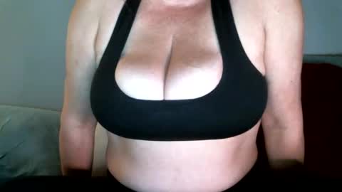 CuteNlil online show from January 18, 6:24 am