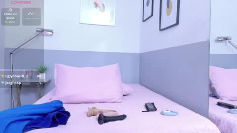 cutepetitee online show from November 4, 7:37 pm